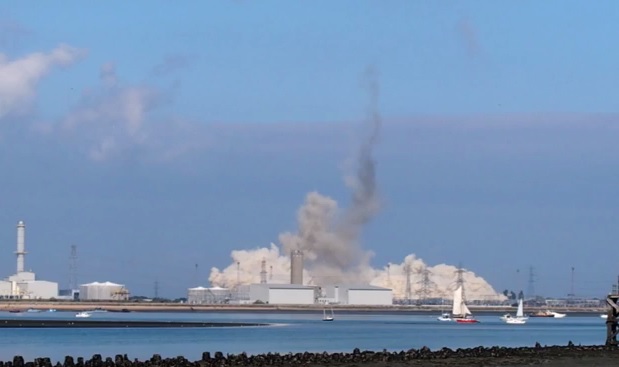 Φουγάρο 244 μέτρων έγινε σκόνη μέσα σε εννέα δευτερόλεπτα