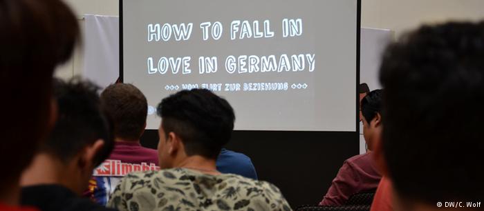 Πρόσφυγες μαθαίνουν να… φλερτάρουν