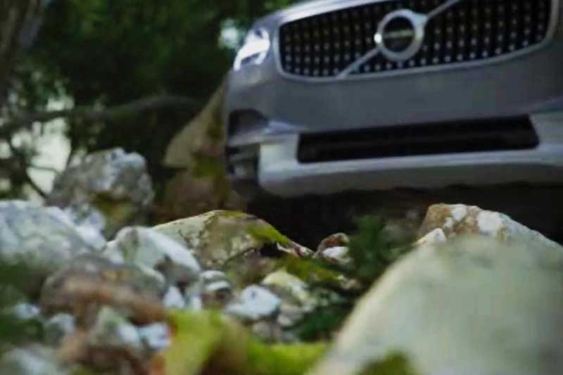 To Volvo V90 σε γνώριμα Cross Country μονοπάτια