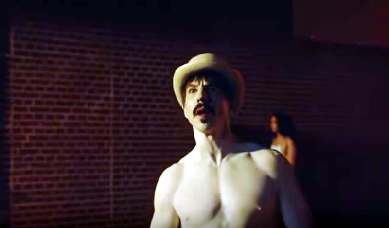O Anthony Kiedis βγαίνει από τα ρούχα του στο νέο βίντεο των Red Hot Chili Peppers