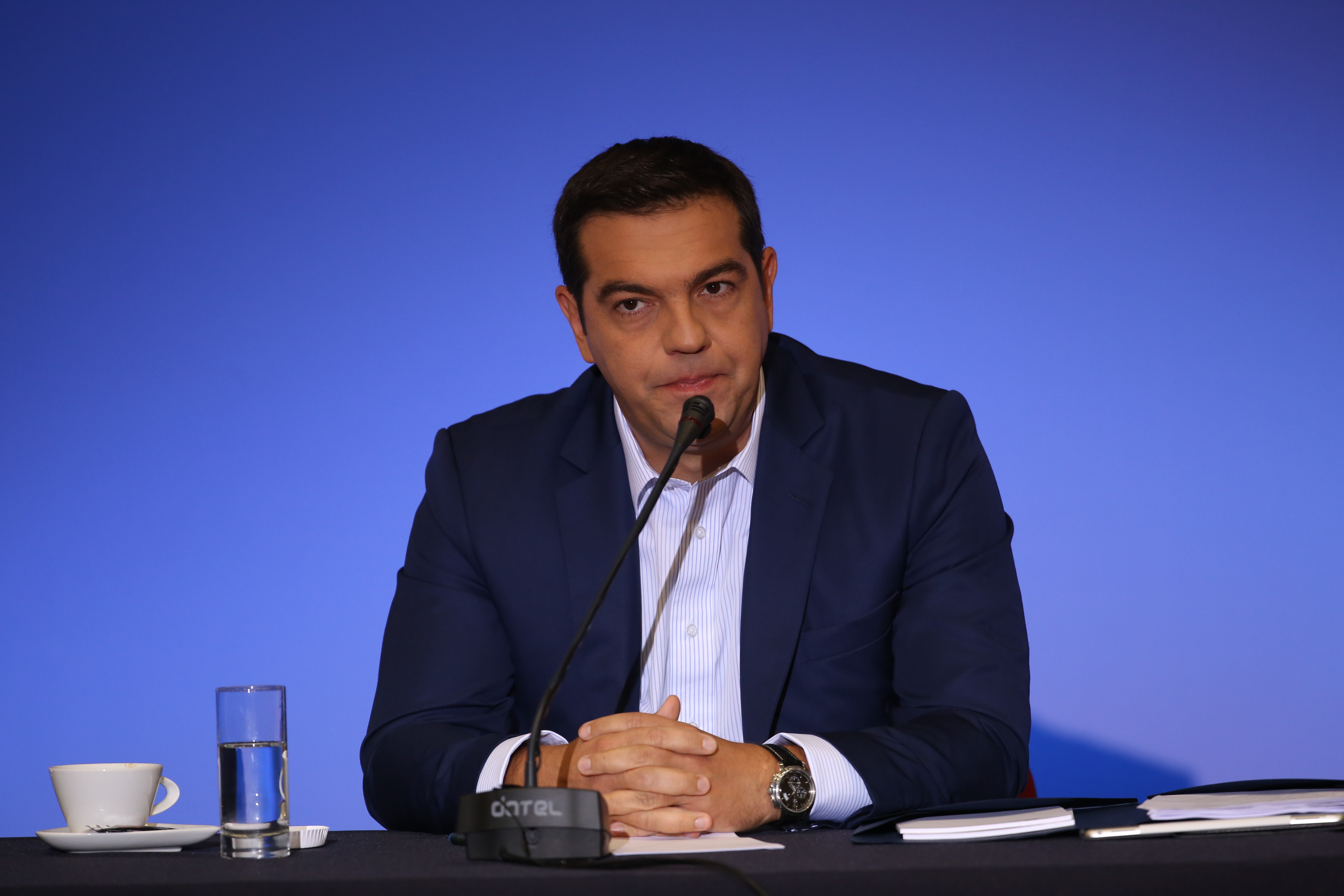 Φορτίστηκε το κλίμα στη ΔΕΘ για τις τηλεοπτικές άδειες