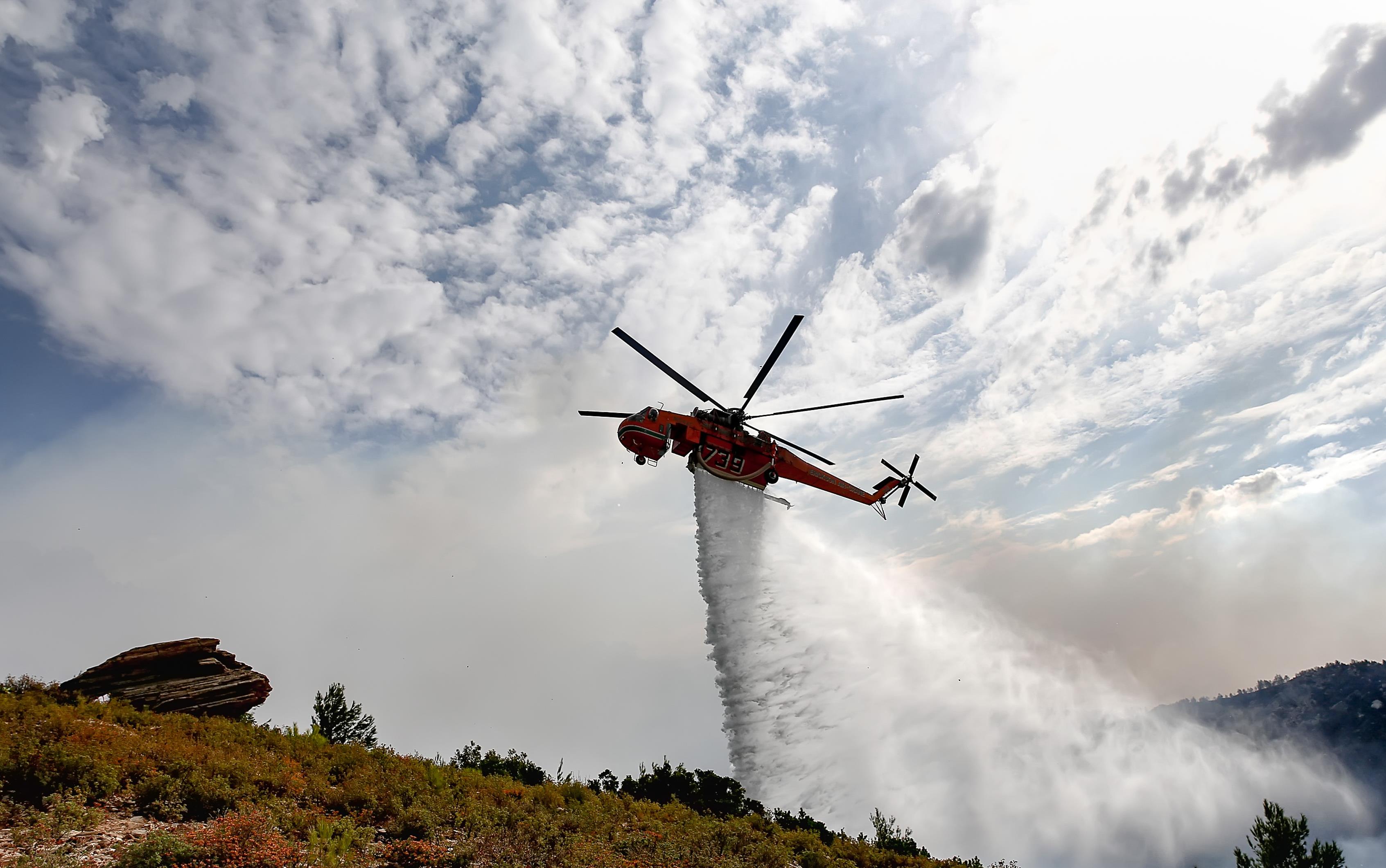 Μάχη πυροσβεστών και εθελοντών για τη φωτιά στη Θάσο
