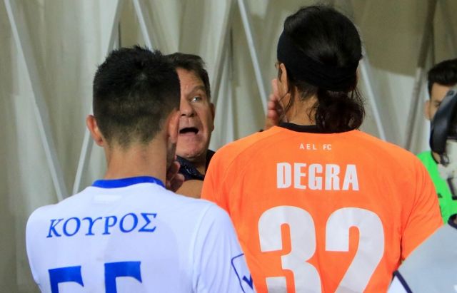 Ο Κούγιας… έδειρε τον Ντεγκρά για το «αυτογκόλ» της ΑΕΛ!