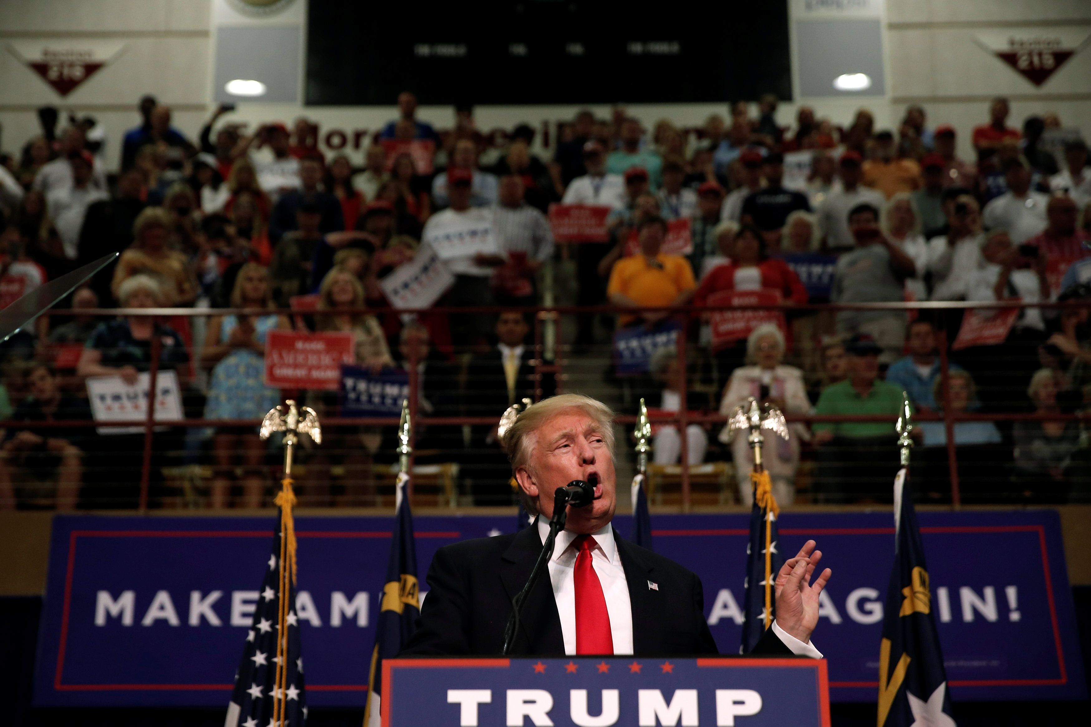 Γρονθοκοπήθηκε διαδηλωτής σε προεκλογική συγκέντρωση του Τραμπ