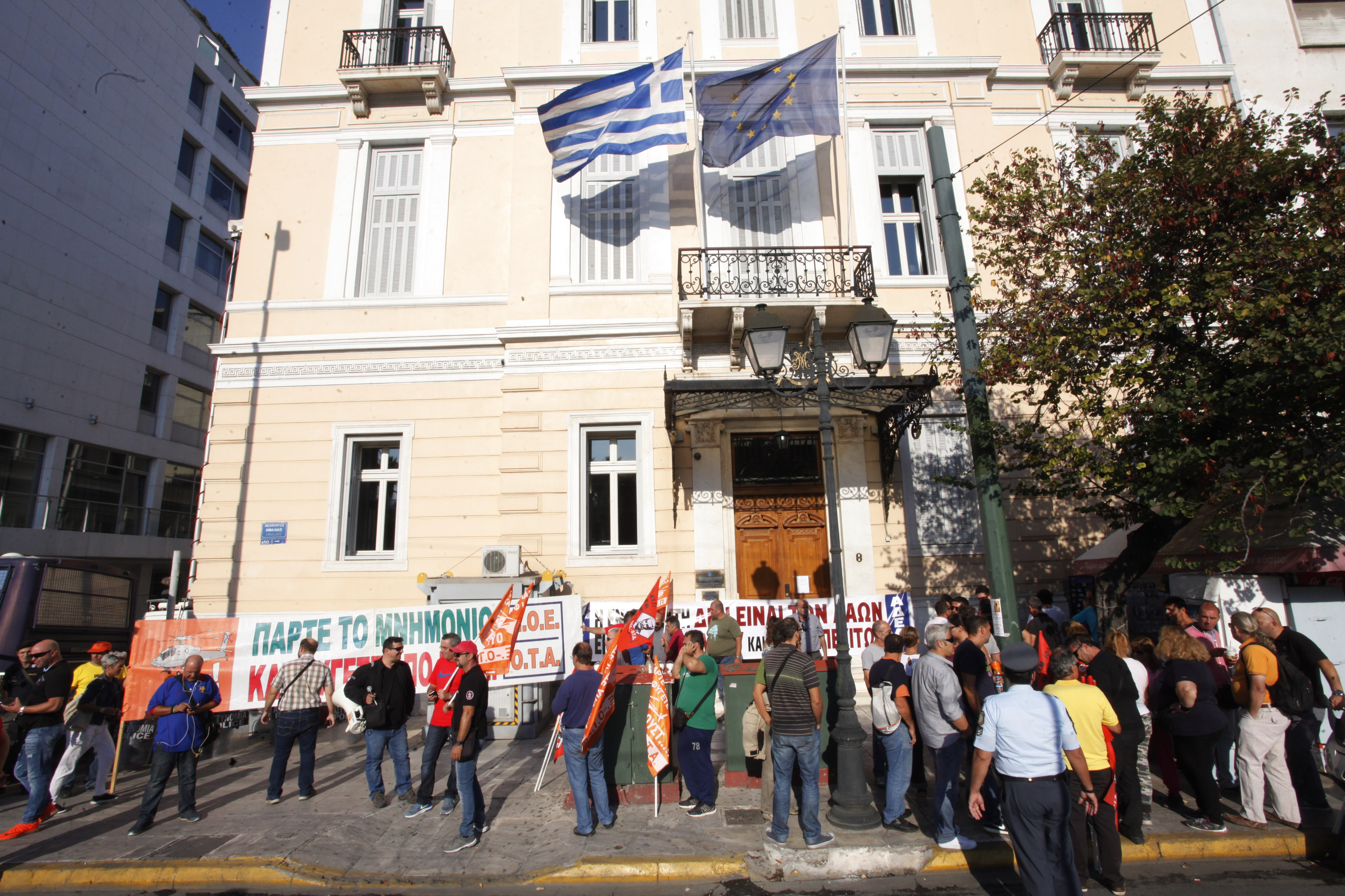 Διαμαρτυρία ΑΔΕΔΥ και ΠΟΕ-ΟΤΑ στα γραφεία του Ευρωκοινοβουλίου στην Αθήνα