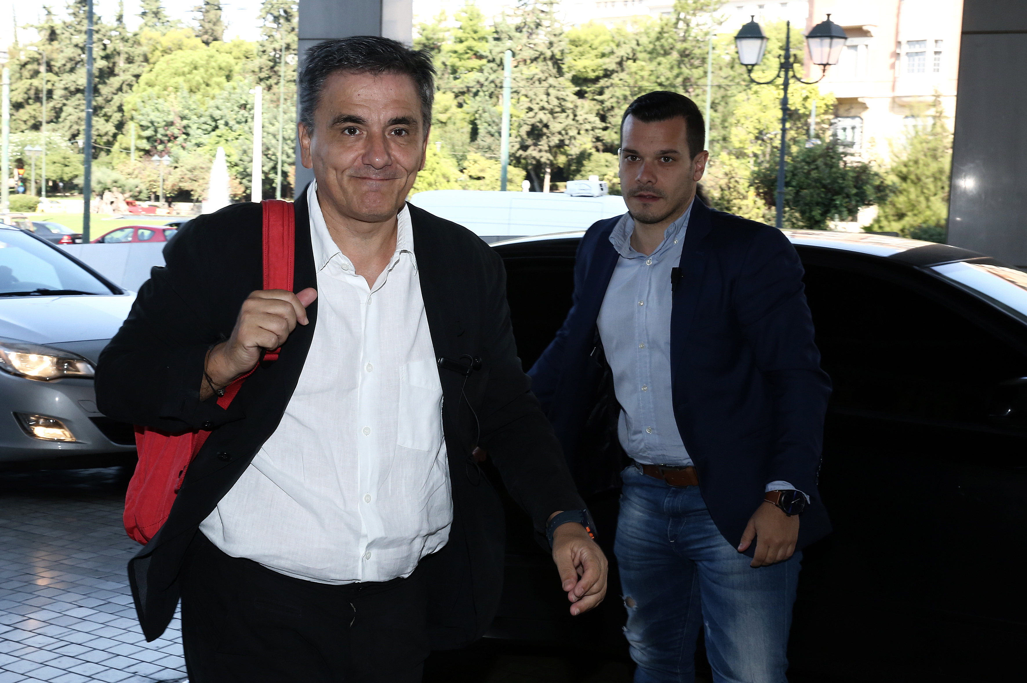 Μπλόκο των θεσμών για ακατάσχετο και αποκάλυψη αδήλωτων κεφαλαίων