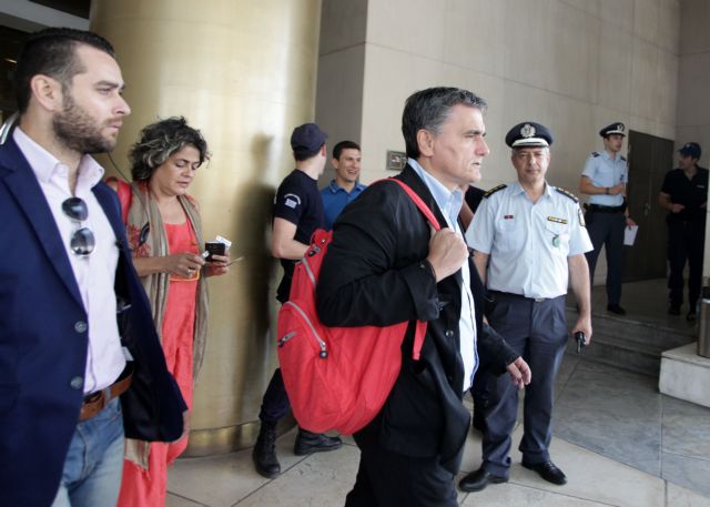 Επιμένουν στο «όχι» οι θεσμοί για τον ακατάσχετο λογαριασμό