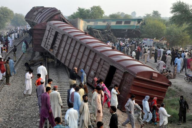 Πακιστάν: Τουλάχιστον έξι νεκροί από σύγκρουση τρένων