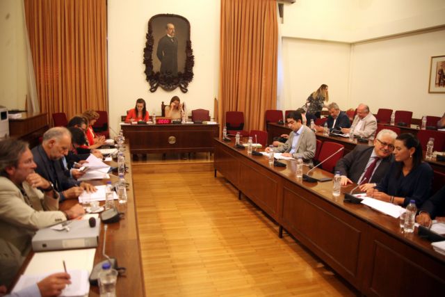 Καβγάς στην επιτροπή Θεσμών της Βουλής για τους καναλάρχες