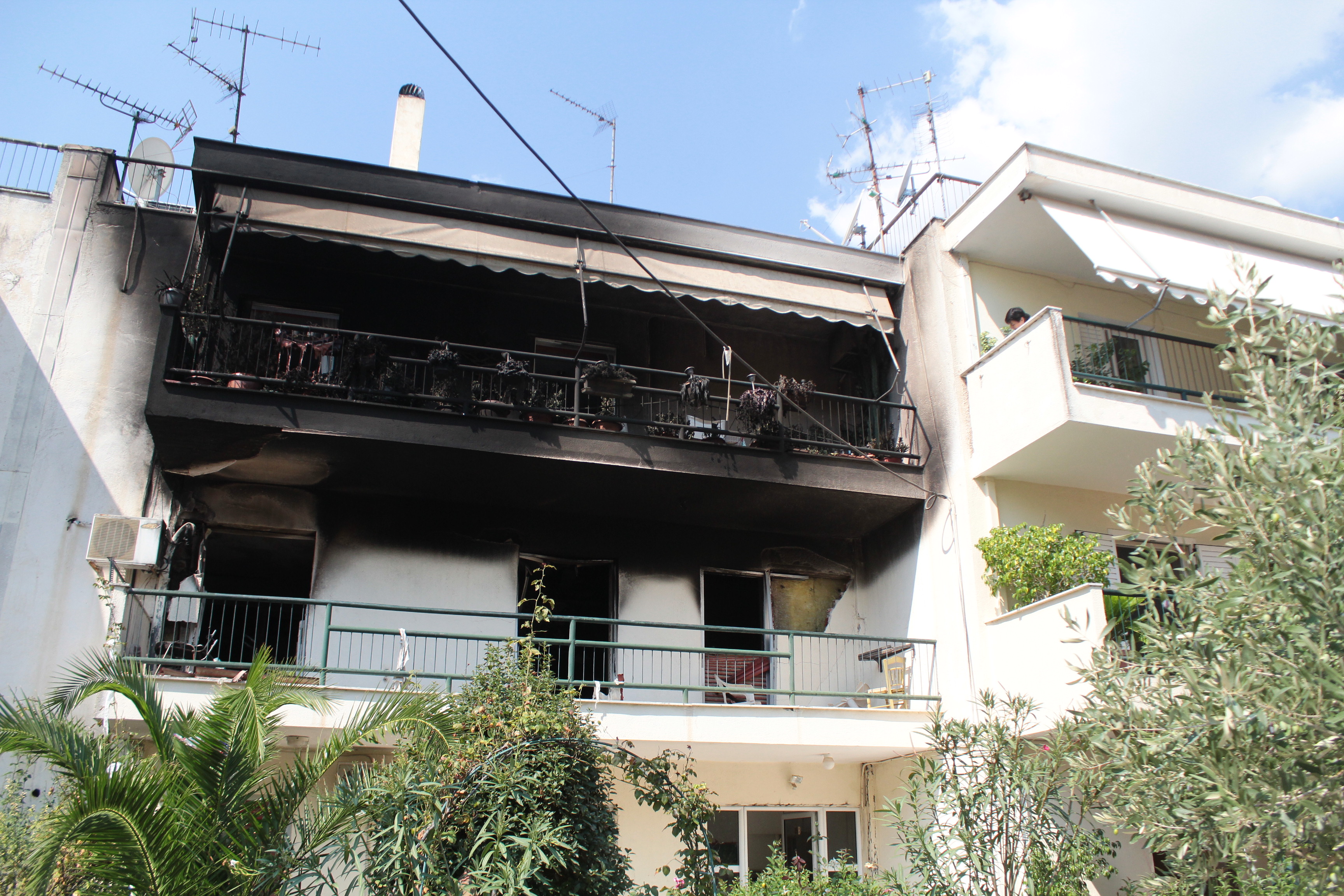 Νεκροί μητέρα και γιος από φωτιά σε διαμέρισμα στο Μενίδι