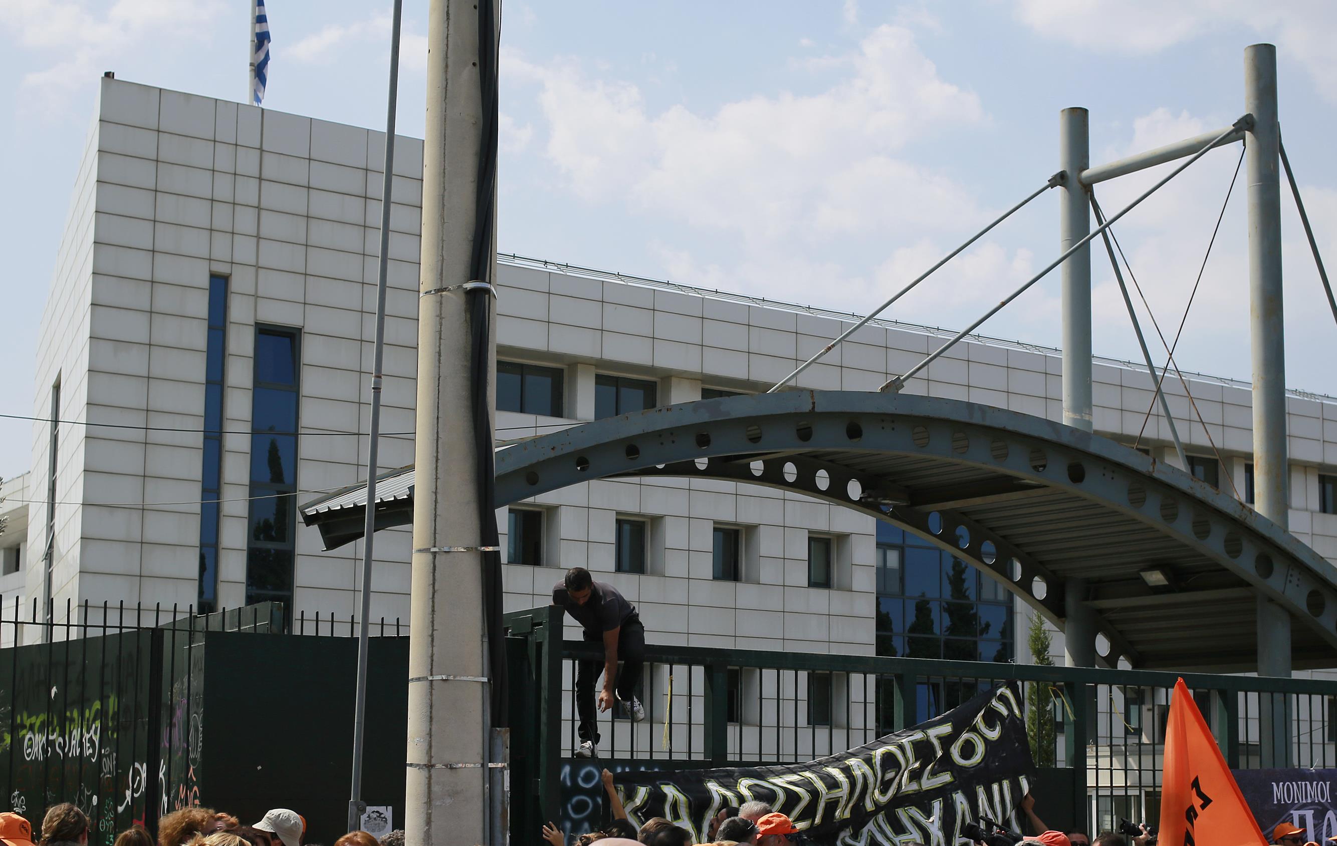 Σε νέες κινητοποιήσεις οι δάσκαλοι με στάση εργασίας το μεσημέρι