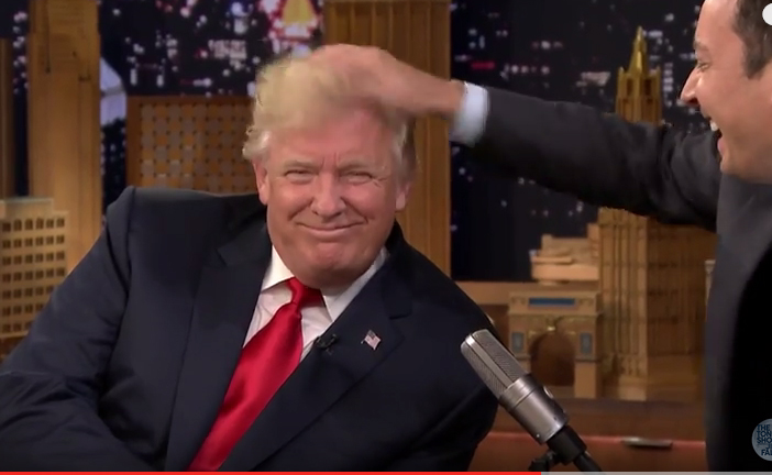 Ο Τζίμι Φάλον βάζει χέρι στο μαλλί του Ντόναλντ Τραμπ