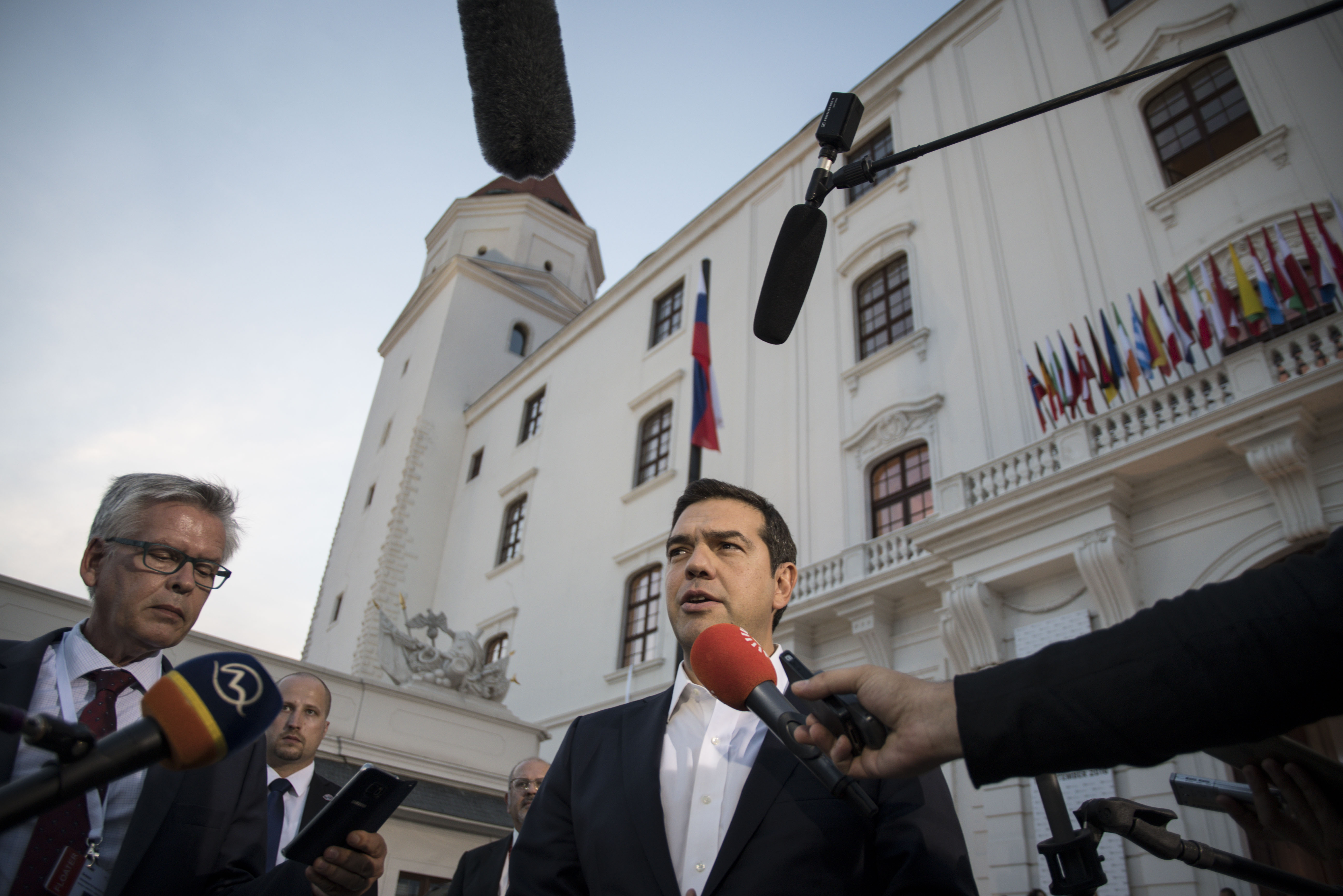 Φεύγω συγκρατημένα αισιόδοξος δήλωσε από τη Μπρατισλάβα ο Τσίπρας