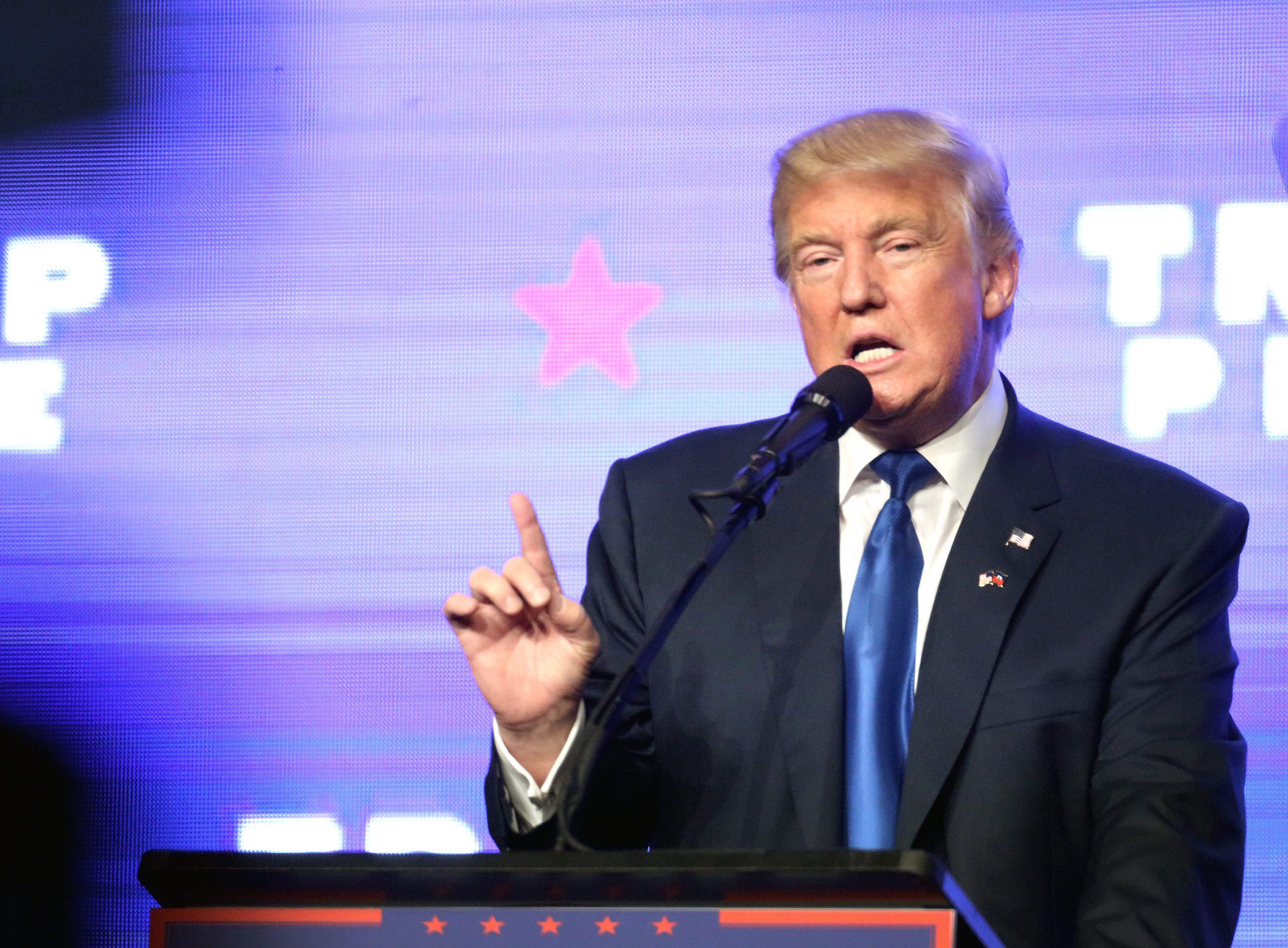 Τραμπ: Πάρτε τα όπλα από τους σωματοφύλακες της Κλίντον να δούμε τι θα συμβεί