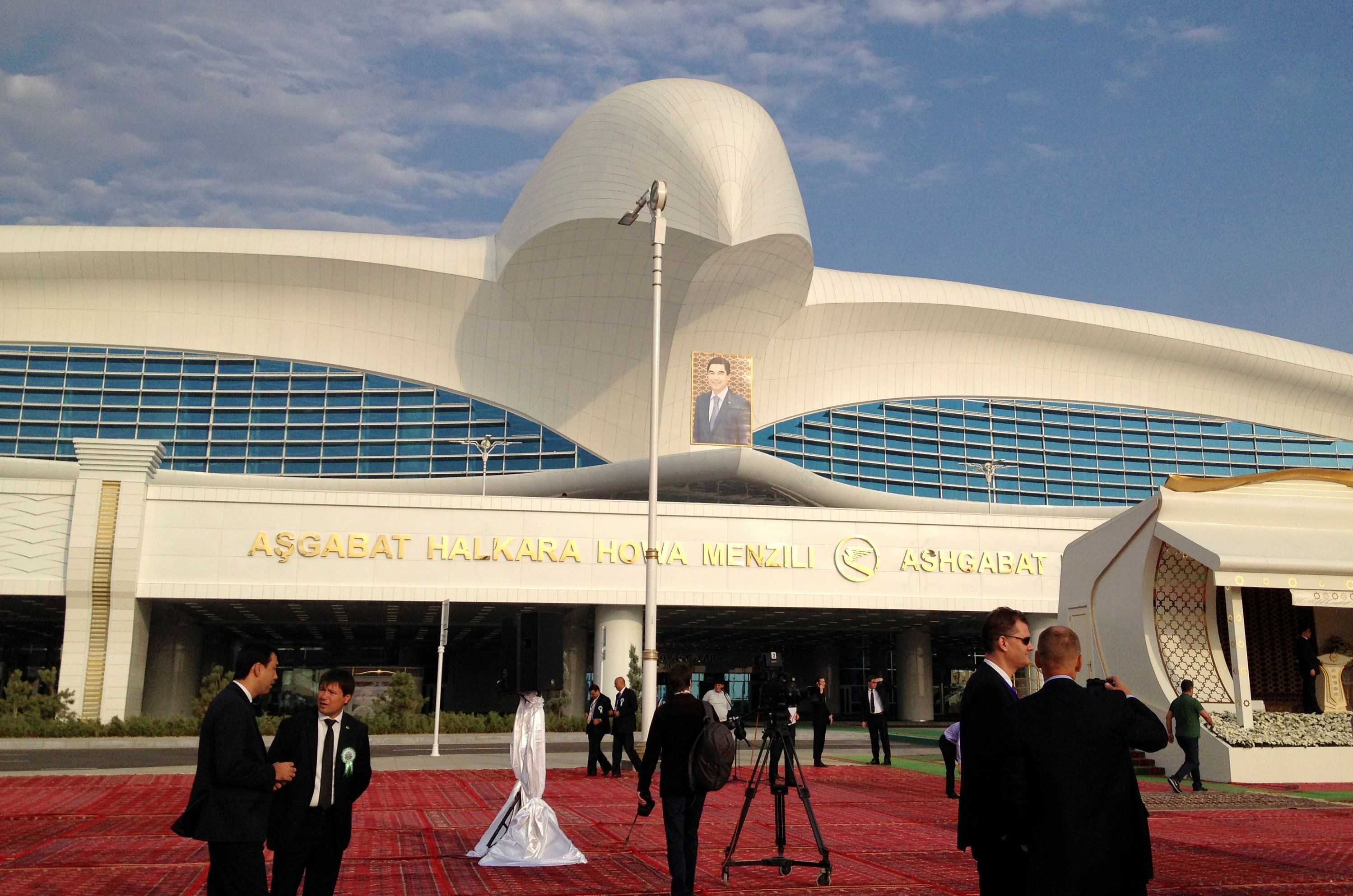 Το αεροδρόμιο-πουλί του Τουρκμενιστάν ανοίγει τα φτερά του