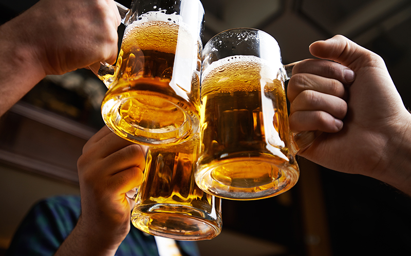 Ένα ποτήρι μπίρα μας κάνει πιο κοινωνικούς