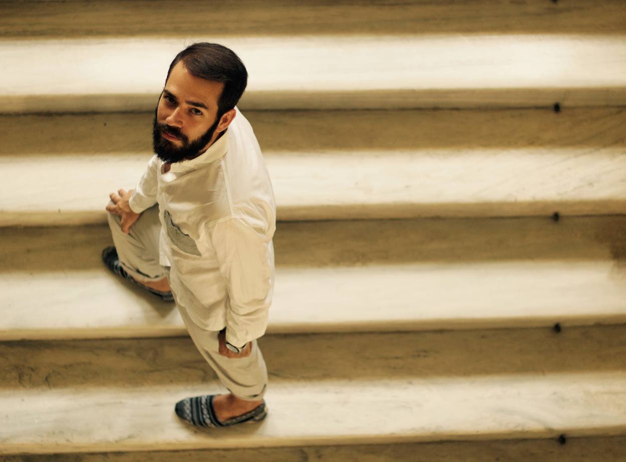 Δημήτρης Μπογδάνος: Όλοι είμαστε ξένοι, κάπου