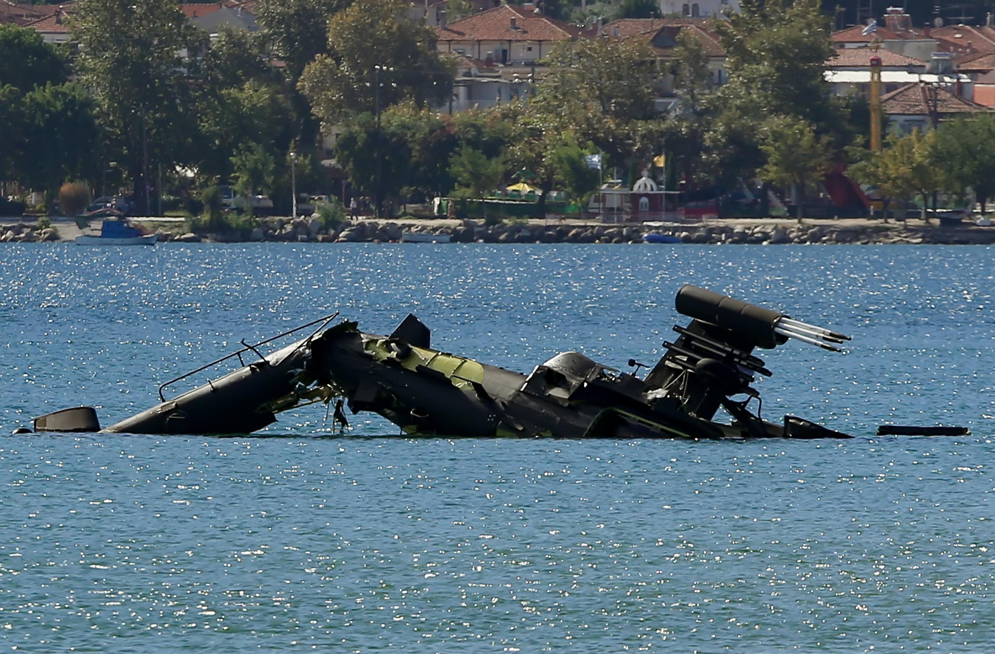 Ελικόπτερο Aπάτσι έπεσε στη θάλασσα στη Θεσσαλονίκη, σώοι οι δύο χειριστές