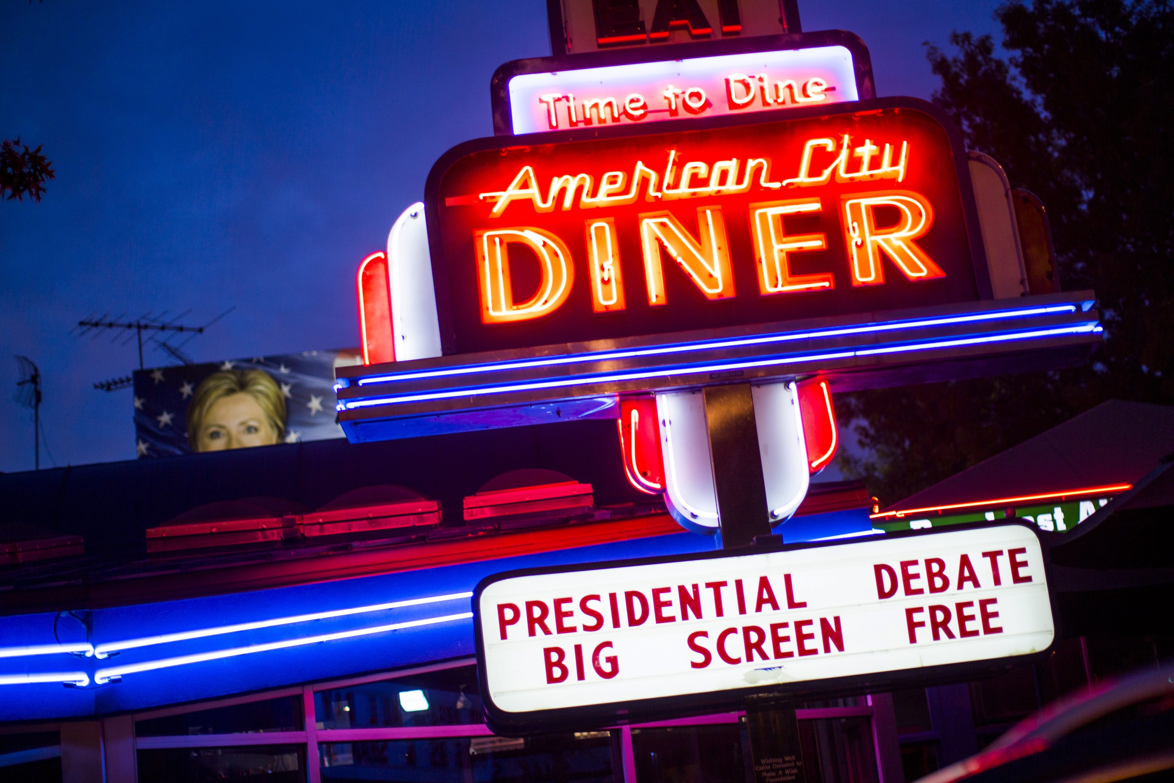 ΗΠΑ: Ανεβαίνει το θερμόμετρο εν όψει της τηλεμαχίας Κλίντον – Τραμπ