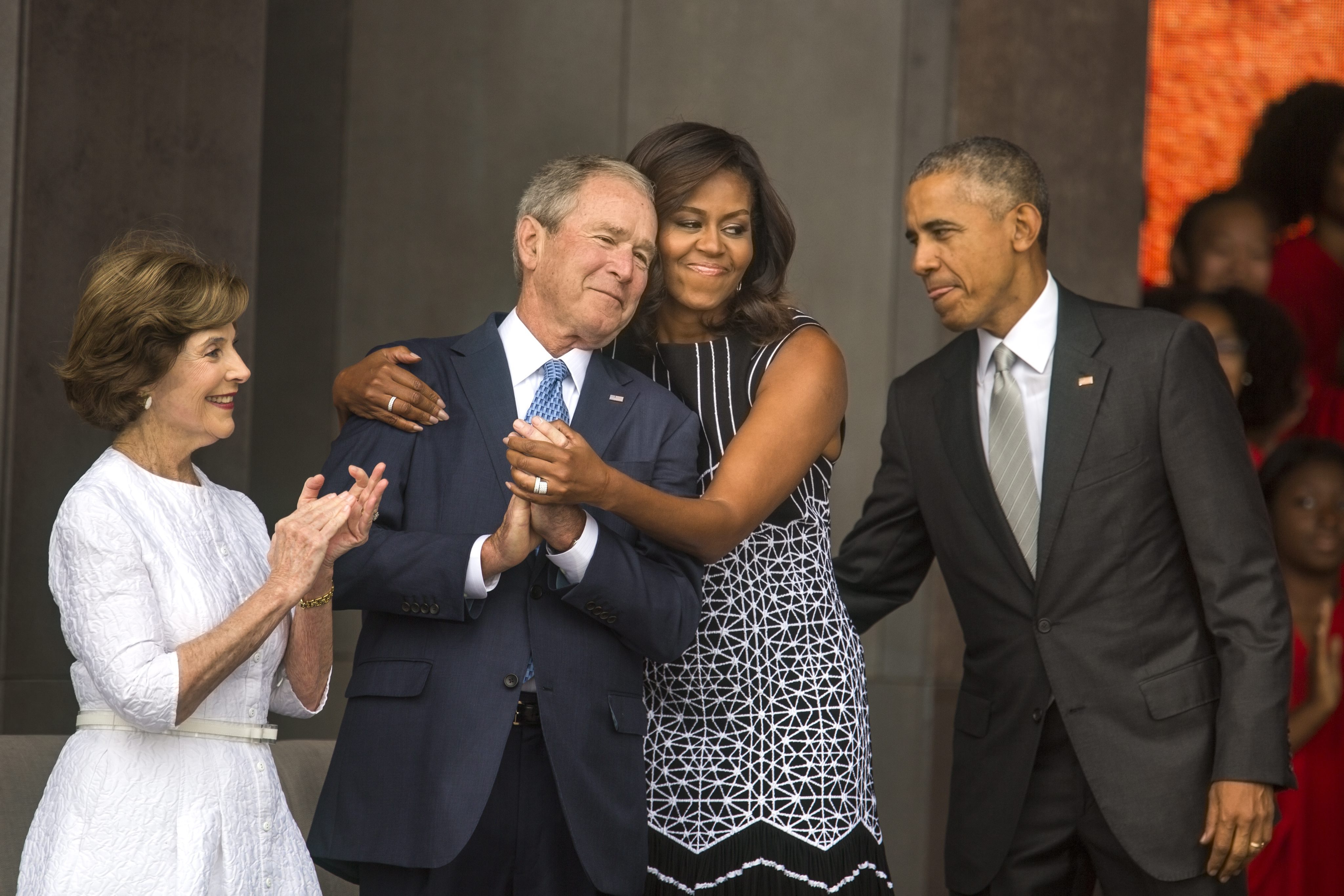 Όταν η Μισέλ Ομπάμα αγκάλιασε τον Μπους (και ενέπνευσε το Διαδίκτυο)