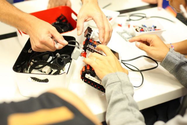 Μαθήματα εκπαιδευτικής ρομποτικής με LEGO σε κατάστημα Public