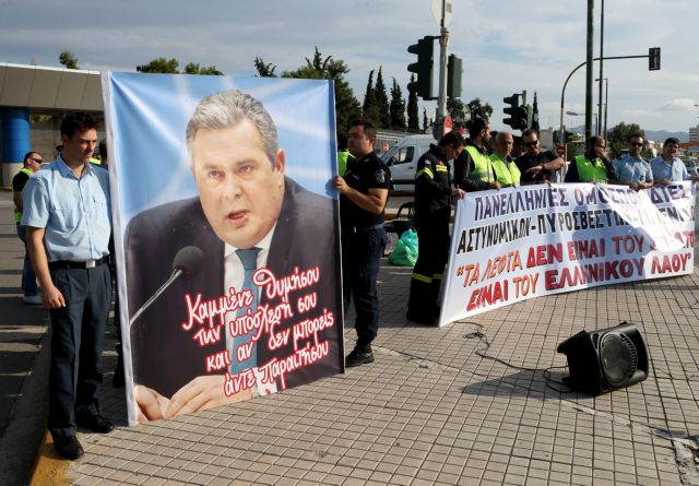 Συγκέντρωση διαμαρτυρίας ενστόλων στο υπουργείο Άμυνας