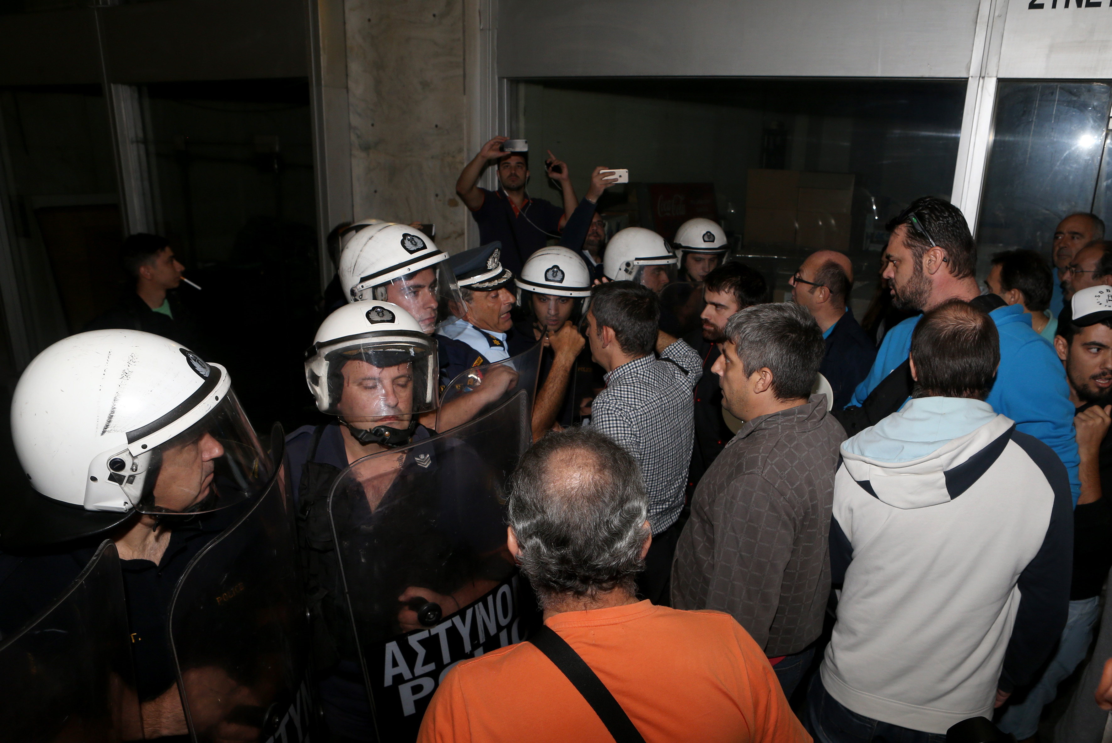 Τα ΜΑΤ απέναντι από ξενοδοχοϋπαλλήλους στο υπουργείο Εργασίας