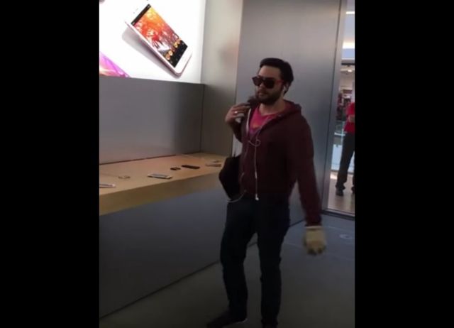 Εξαγριωμένος πελάτης σπάει iPhone 7 σε Apple Store στη Γαλλία