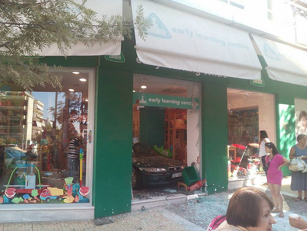 ΙΧ μπήκε σε κατάστημα παιχνιδιών στην κεντρική πλατεία της Νέας Σμύρνης