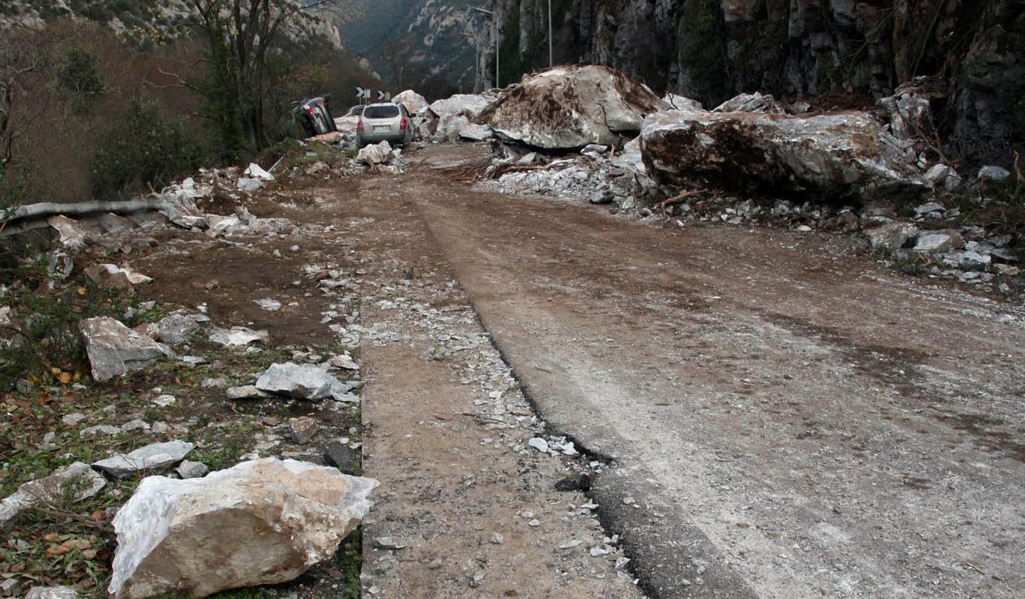 Στα δύο «κόπηκε» η Κέρκυρα από τις κατολισθήσεις