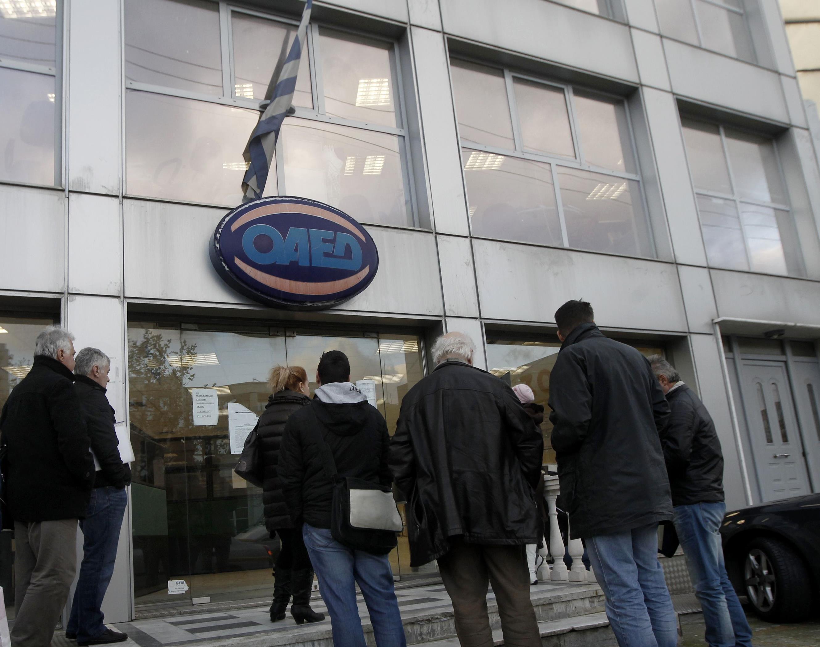 Απολύουν 55άρηδες για νέους με χαμηλότερο μισθό