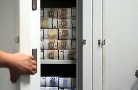 Πάνω από 20 δισ. ευρώ στις τράπεζες χωρίς capital controls