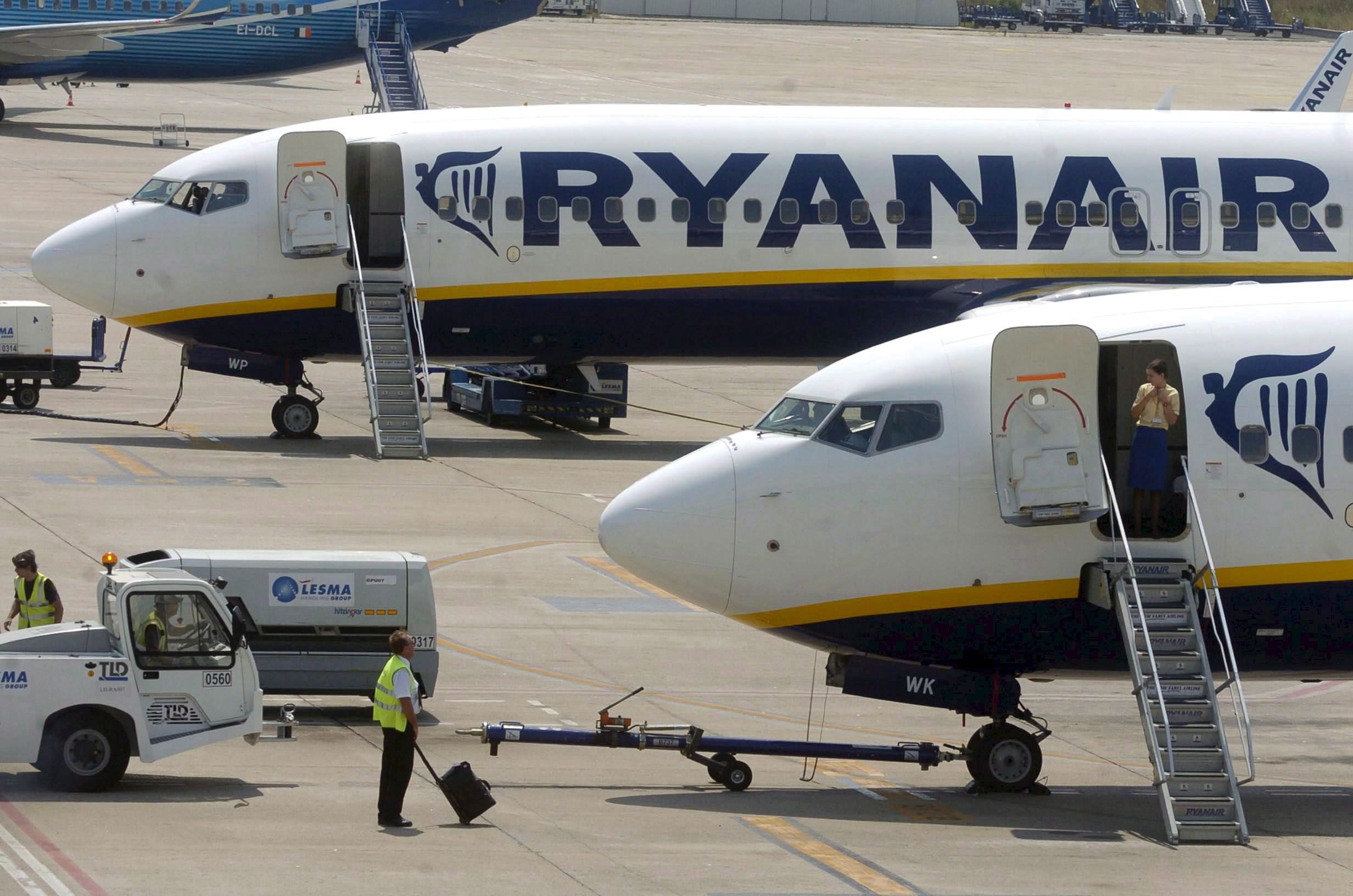 Ryanair: Το δρομολόγιο Αθήνα – Σαντορίνη στα πέντε δημοφιλέστερα για Αμερικανούς