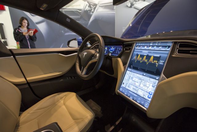 Βίντεο: Αυτοκίνητα έτοιμα να οδηγήσουν μόνα τους όλα τα Tesla, κατά Μασκ