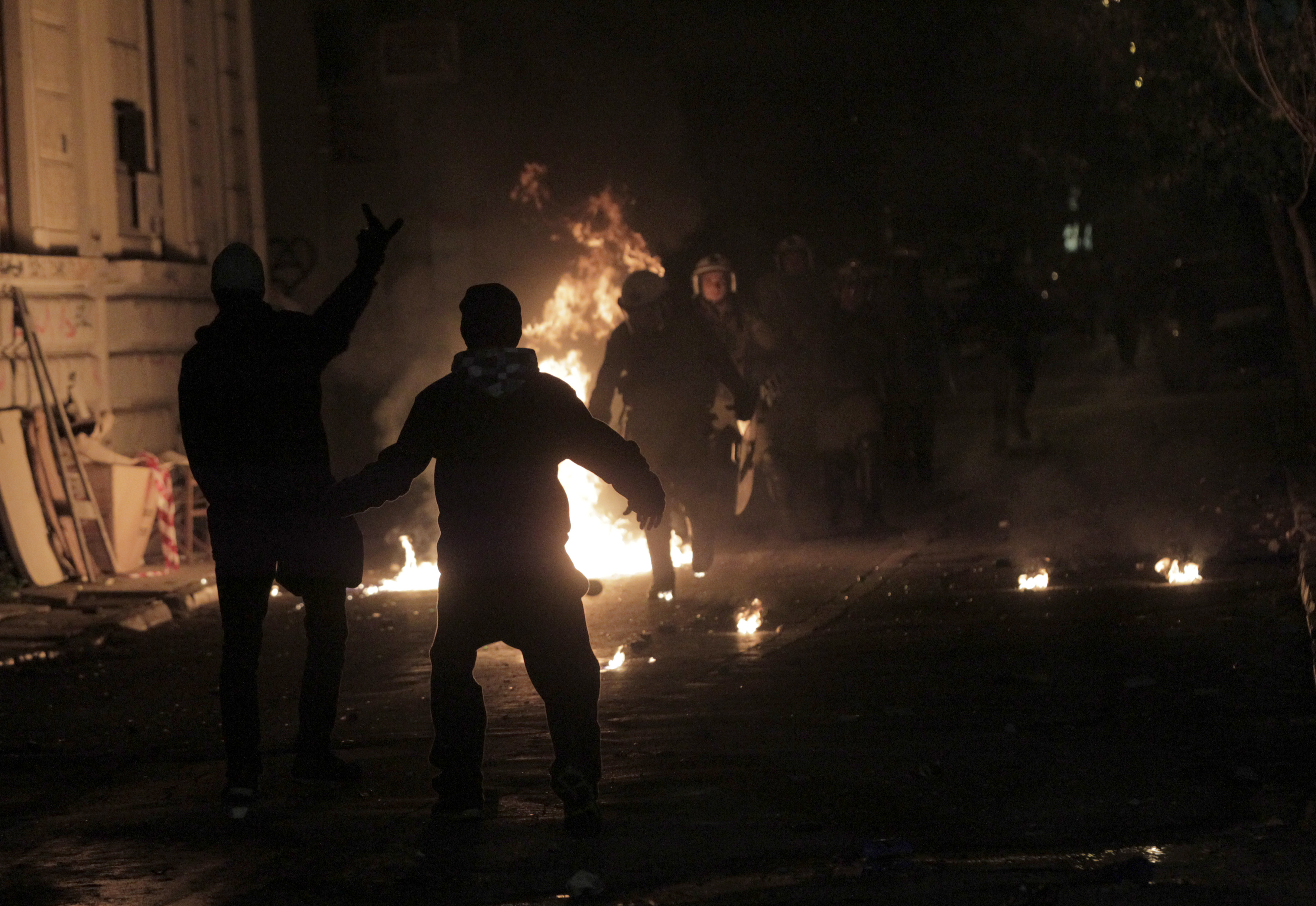 Ένταση και μολότοφ στο Πολυτεχνείο, δύο συλλήψεις