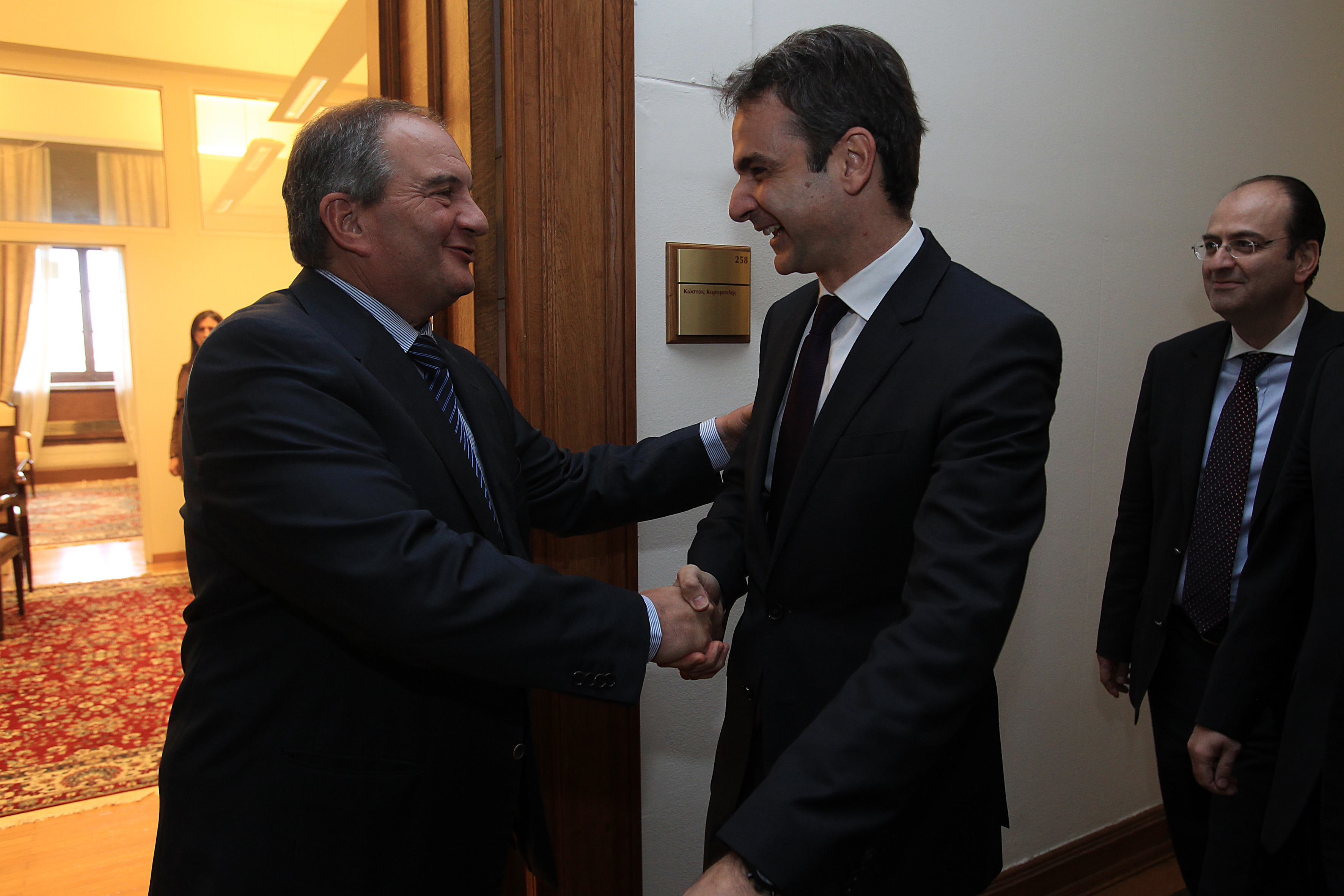 Η βραδιά που έφερε κοντά Μητσοτάκη και Καραμανλή