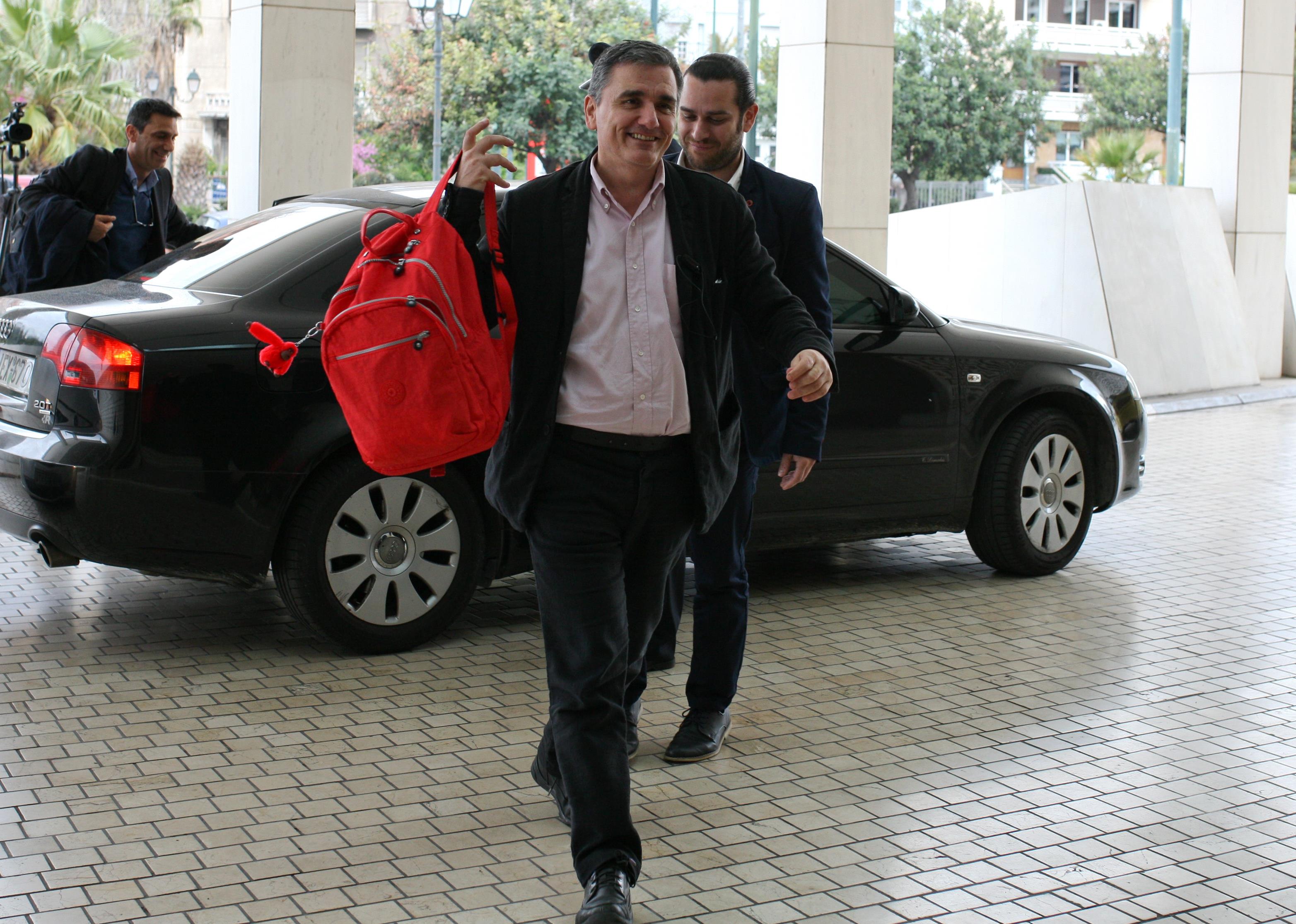 Σε δύο δόσεις η αξιολόγηση, πρεμιέρα με Υπερταμείο