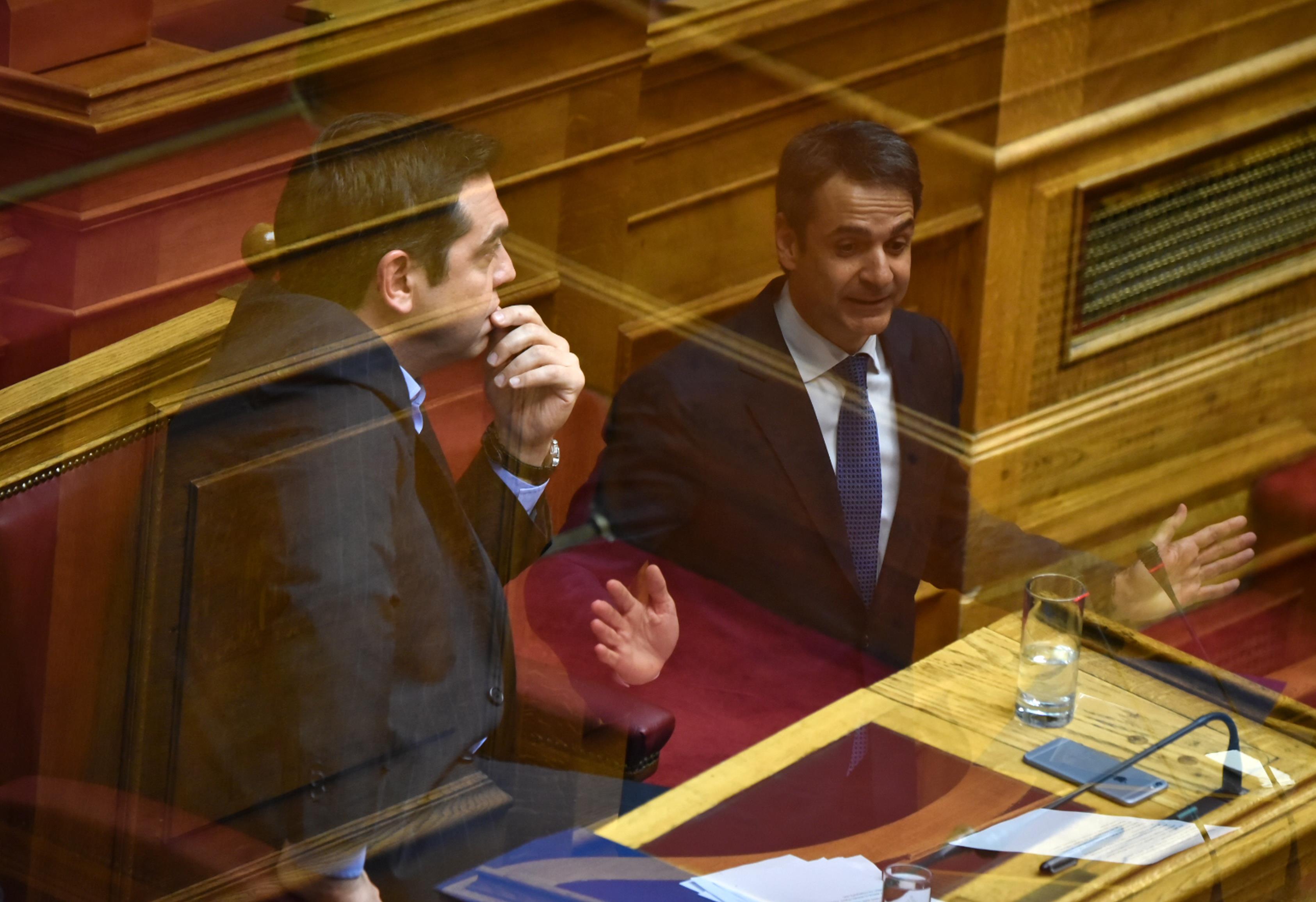 Μονομαχία Τσίπρα-Μητσοτάκη στη Βουλή για τη διαφθορά
