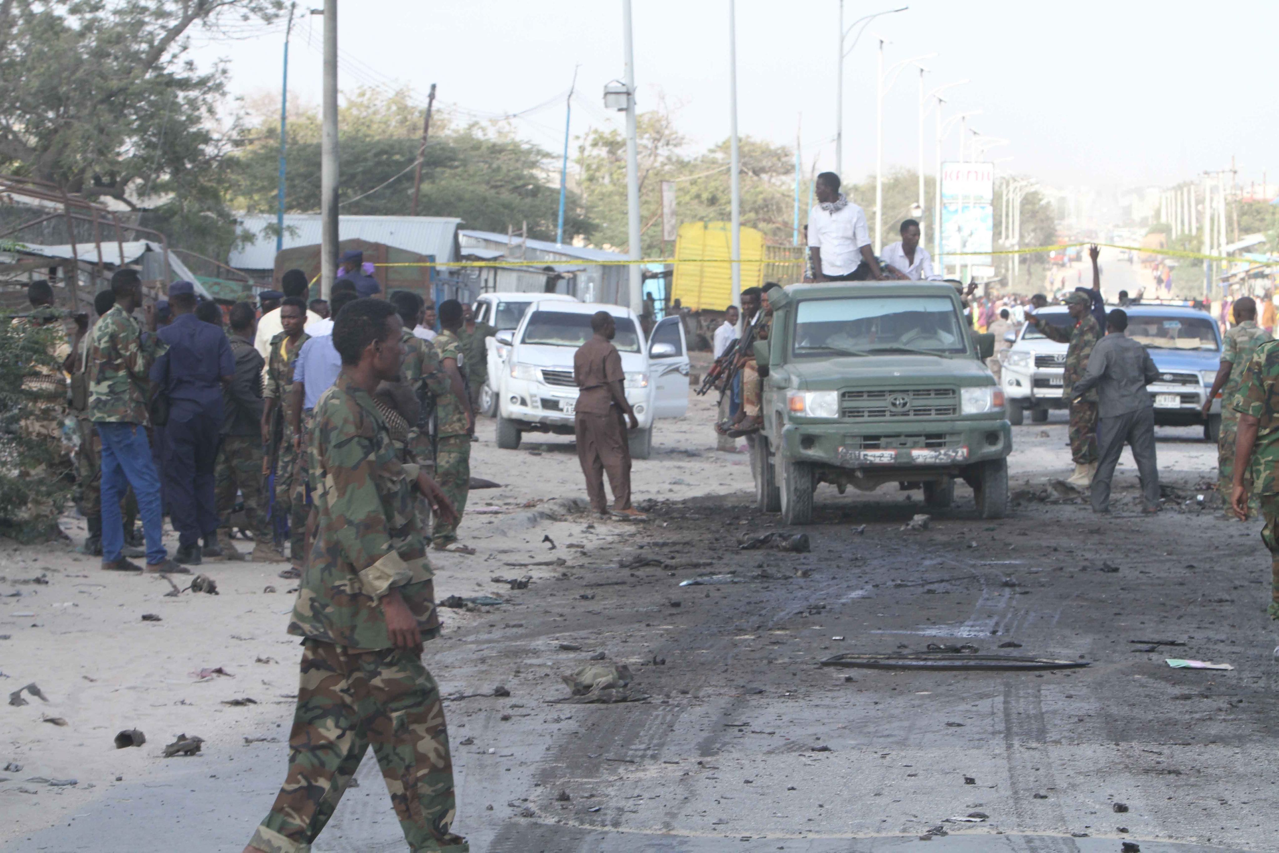 Παγιδευμένο με εκρηκτικά όχημα εισέβαλε σε εστιατόριο στο Μογκαντίσου
