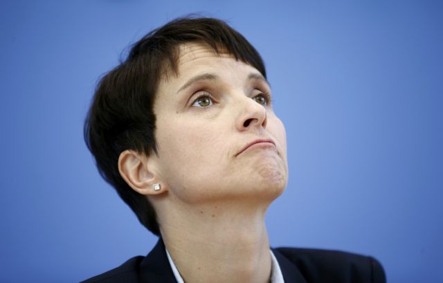 Κατακεραυνώνεται η αρχηγός της AfD συγκρίνοντας τους πρόσφυγες με κοπριά