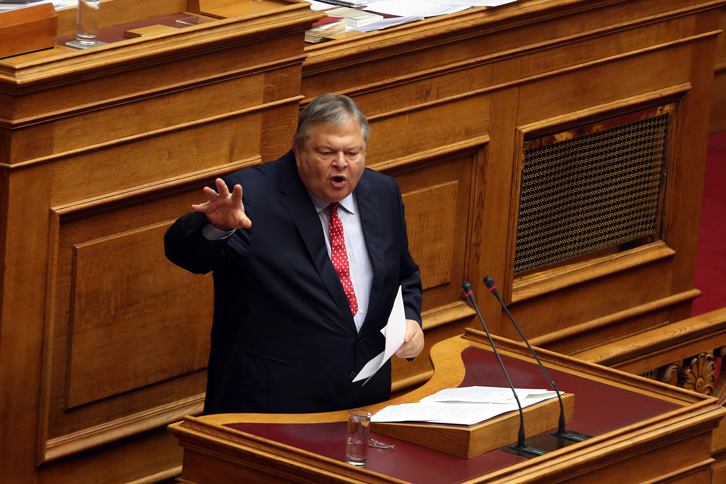 Βενιζέλος: Η θεσμική εκτροπή παροξύνεται