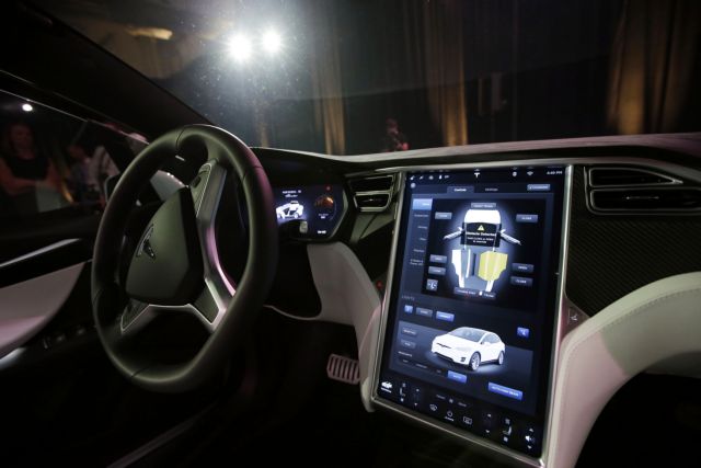 Την απαγόρευση του όρου Autopilot από την Tesla απαιτεί η Γερμανία