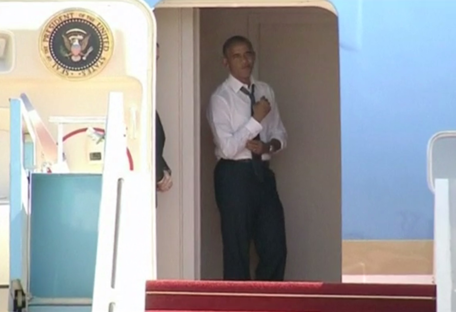 «Μπιλ, θα φύγουμε ποτέ;»: Ο Κλίντον καθυστερεί το αεροπλάνο του Ομπάμα