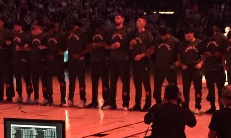 Διαμαρτυρία των Τορόντο Ράπτορς κατά την ανάκρουση των ύμνων ΗΠΑ και Καναδά