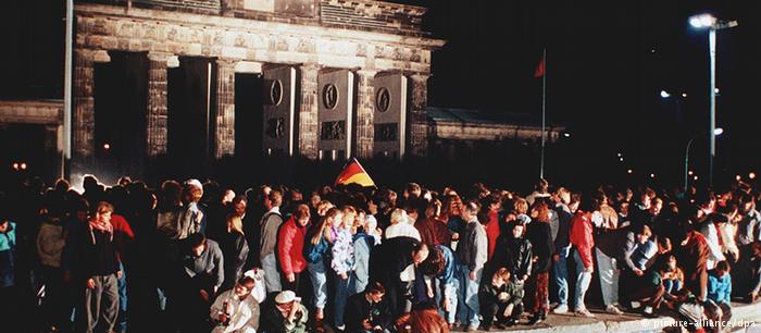 «Πρέπει να εξηγούμε τη δημοκρατία»