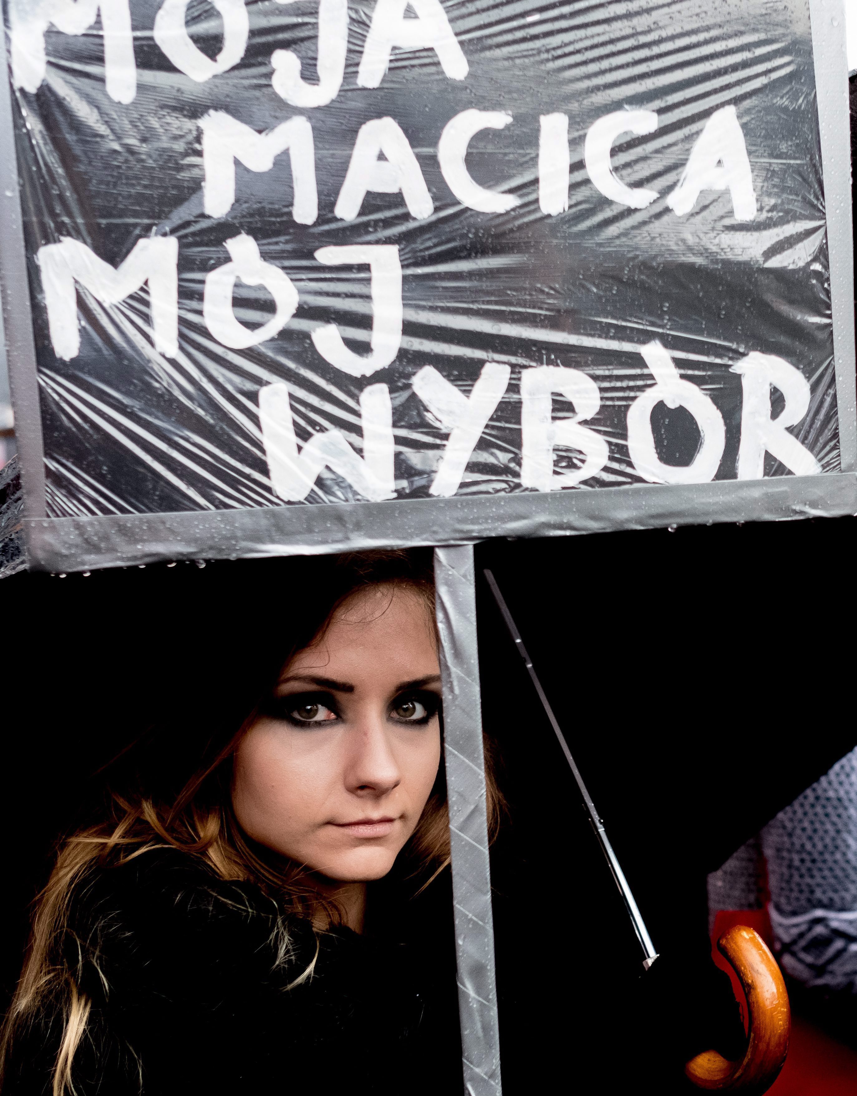 Κάνει πίσω η Πολωνία για την πλήρη απαγόρευση των αμβλώσεων