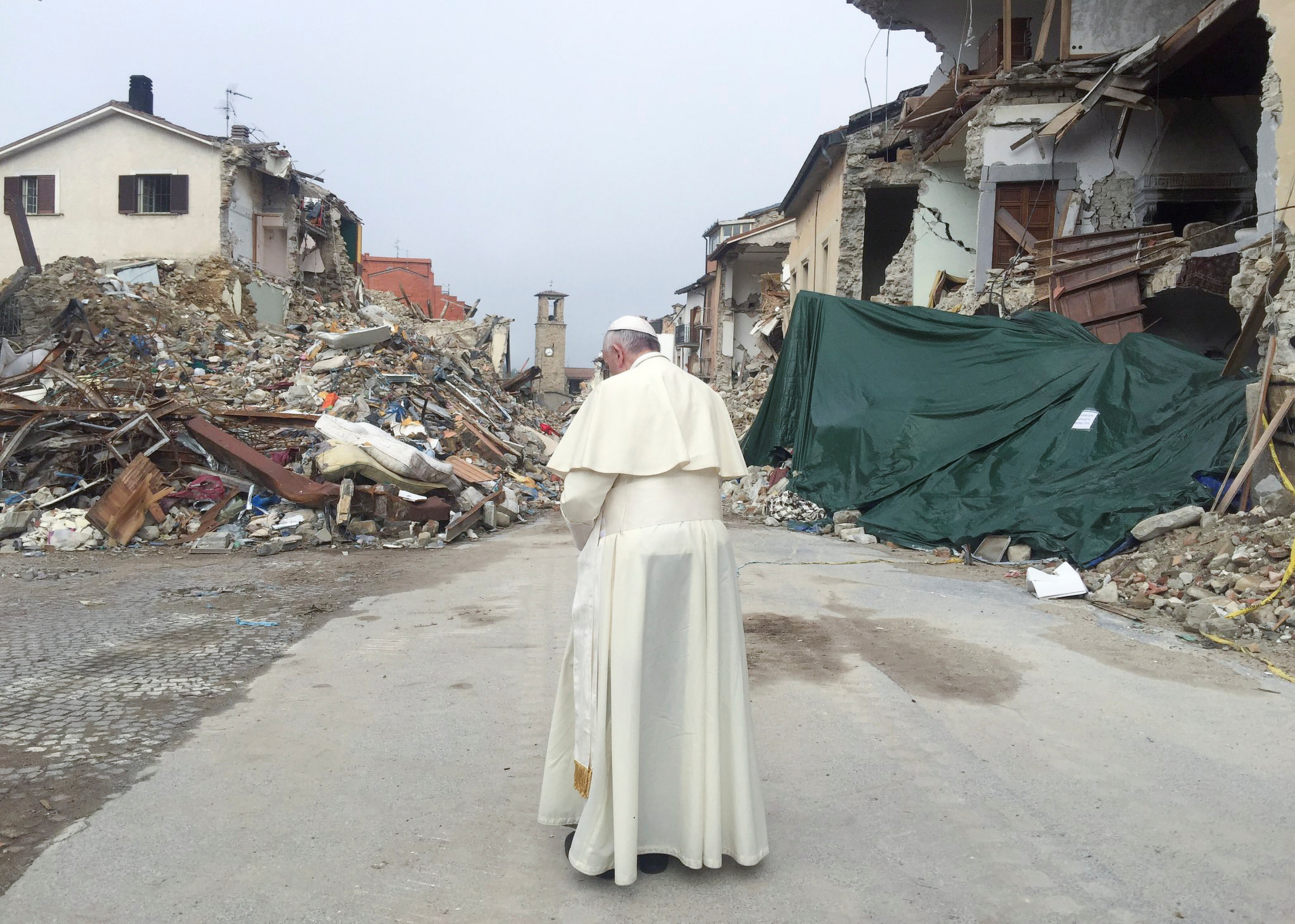 Ο Πάπας προσεύχεται στα ερείπια του Αματρίτσε