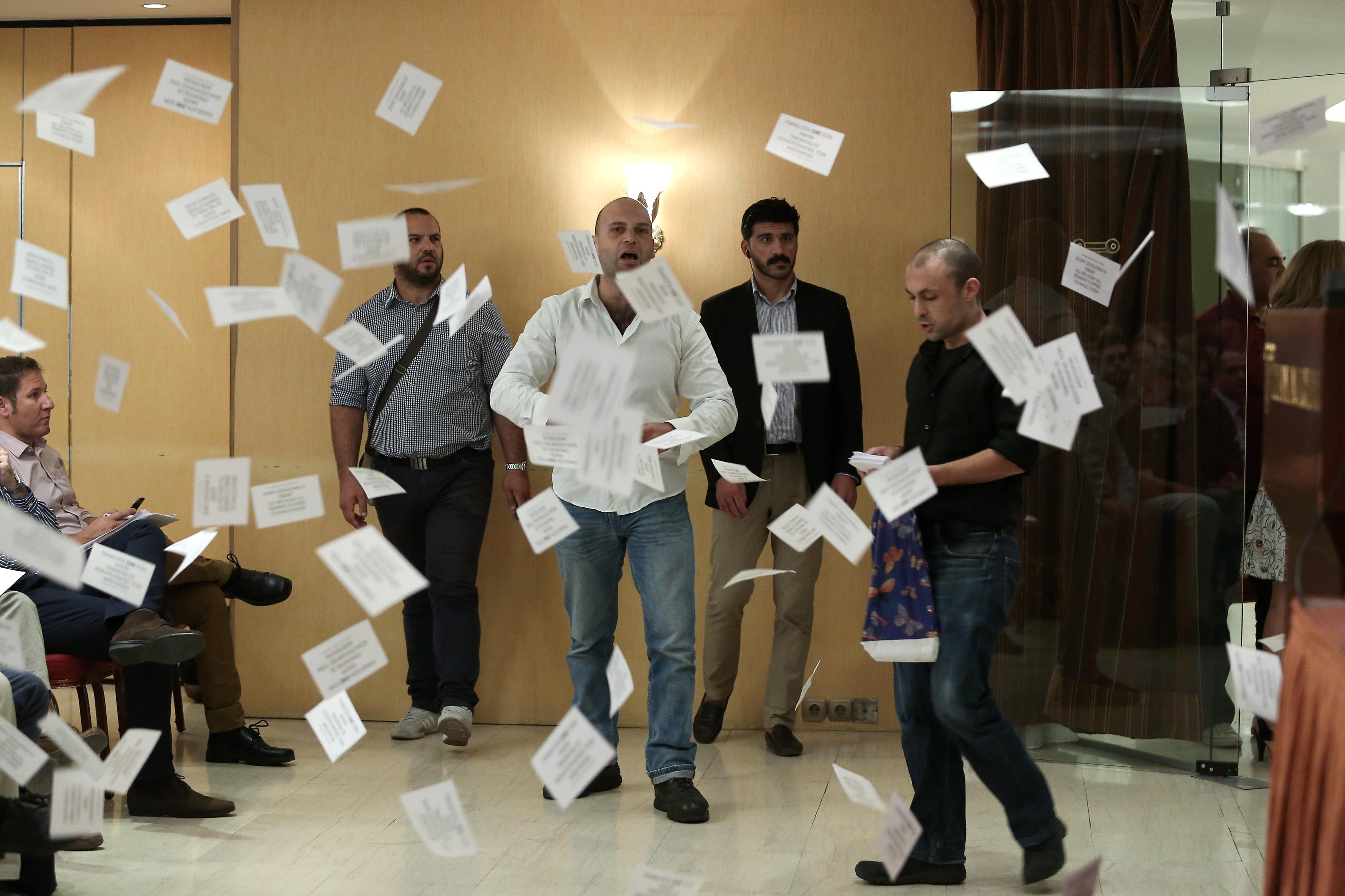 «Παρέμβαση» του Ρουβίκωνα σε εκδήλωση με Σταθάκη, Τσακαλώτο