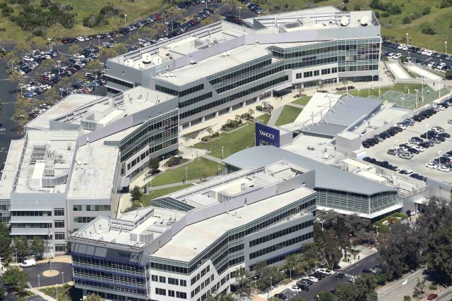 Ρόλο μυστικού πράκτορα δέχτηκε η Yahoo το 2015, αποκαλύπτει το Reuters