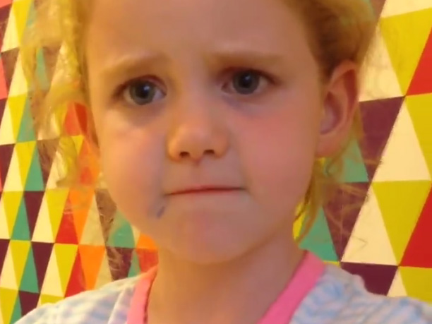 Η 5χρονη Μπρουκ «κατσαδιάζει» την Τερέζα Μέι